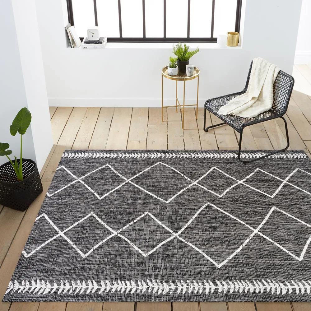 Gandra Derya Tribal Diamond Trellis Area Rug