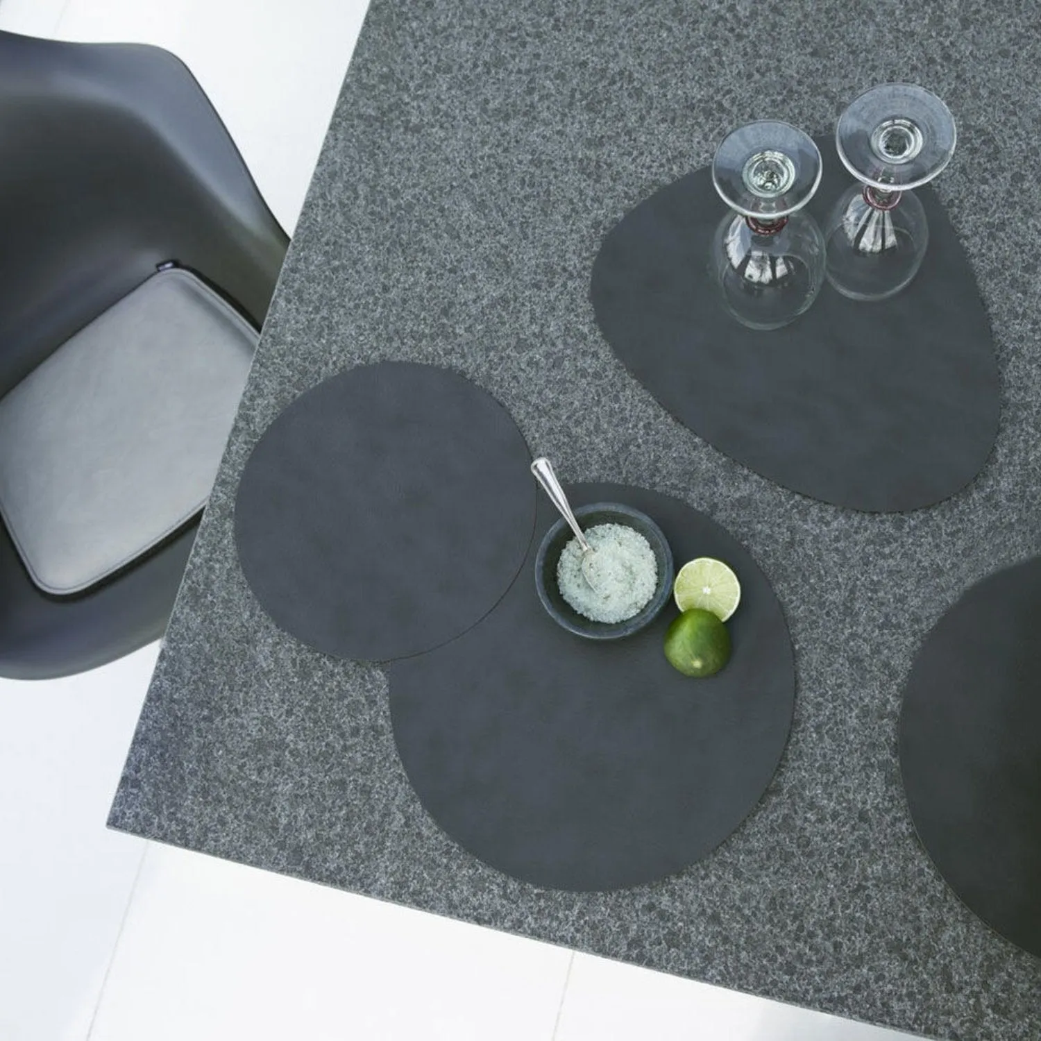 lind dna | table mat | circle medium | nupo anthracite