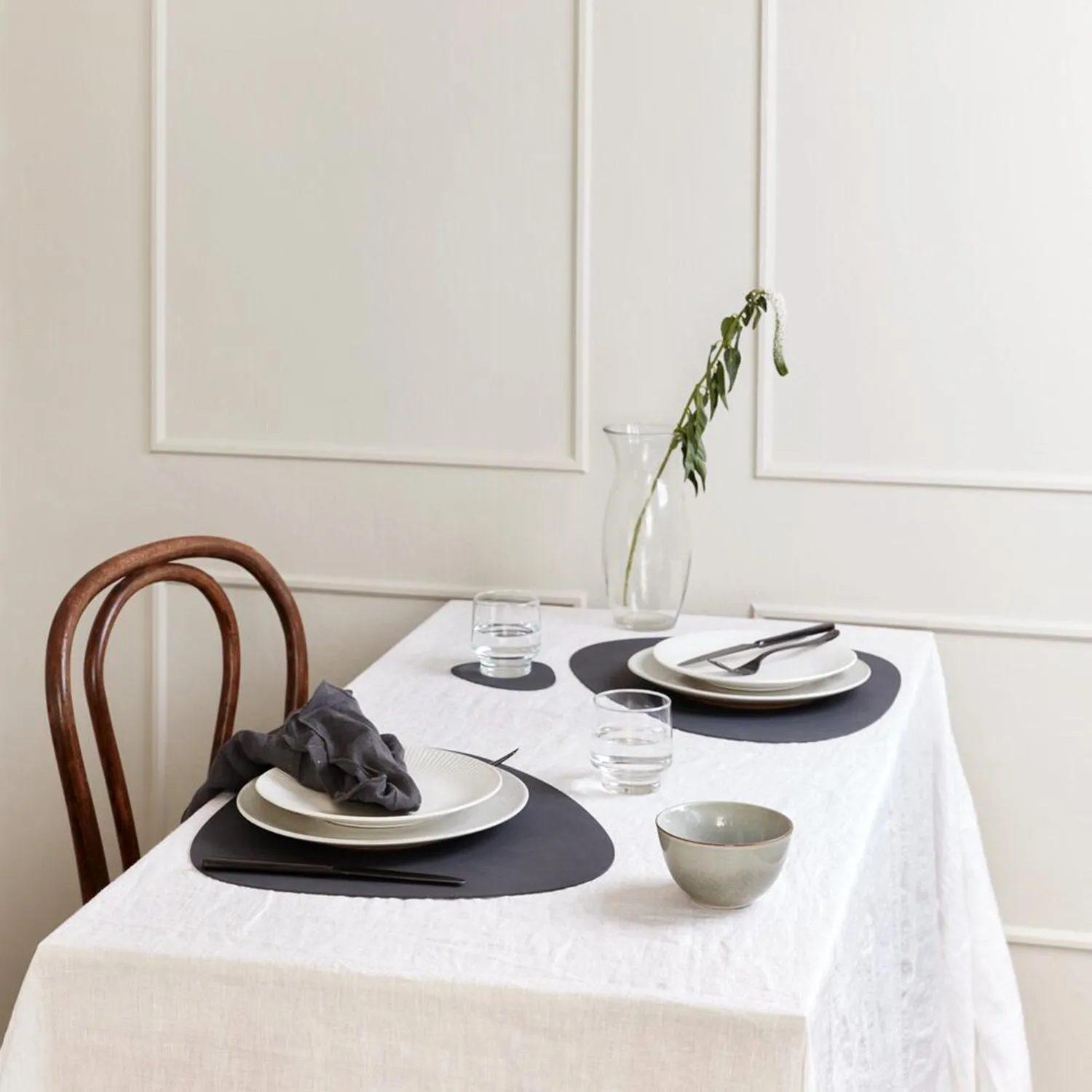 lind dna | table mat | curve large | nupo anthracite