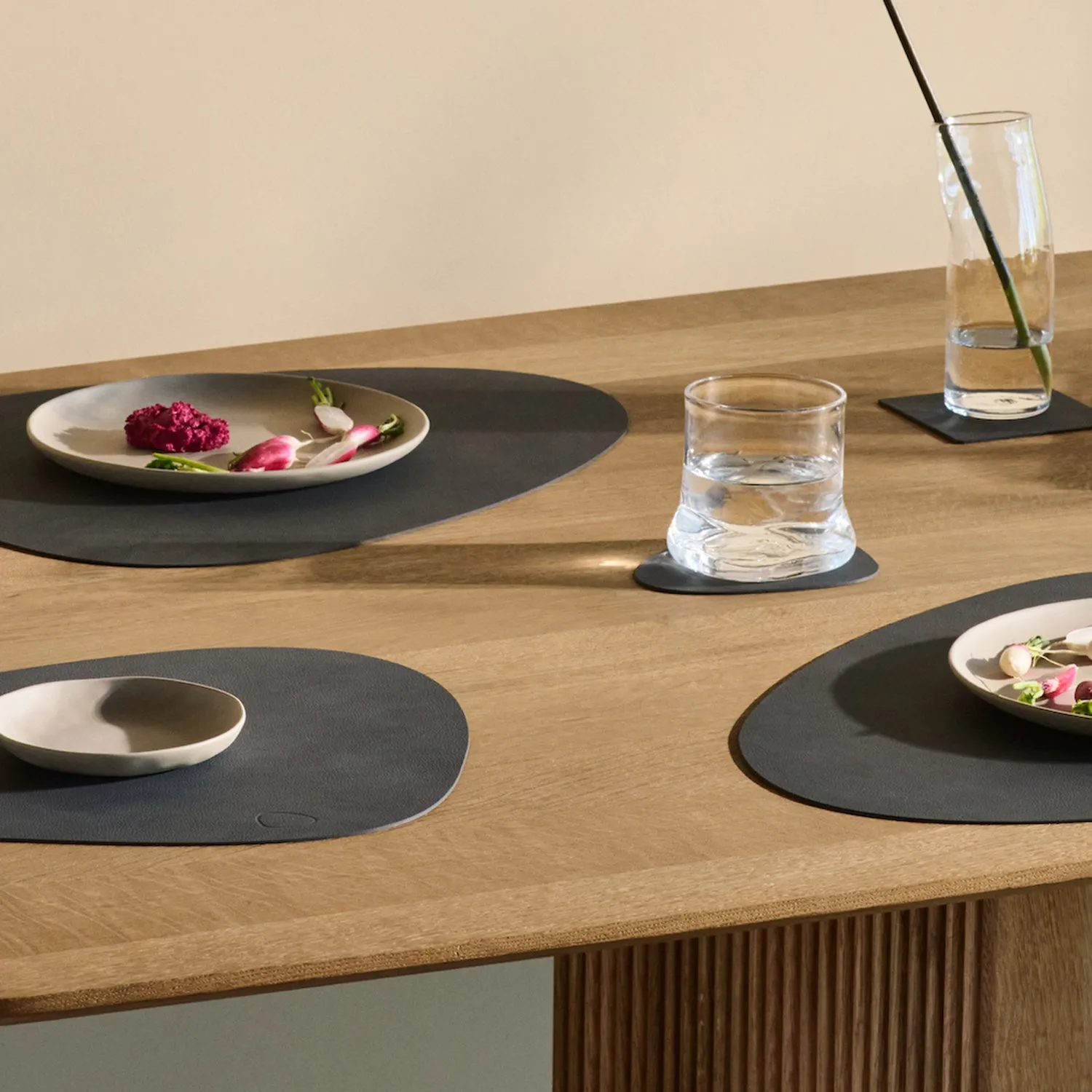 lind dna | table mat | curve large | nupo anthracite