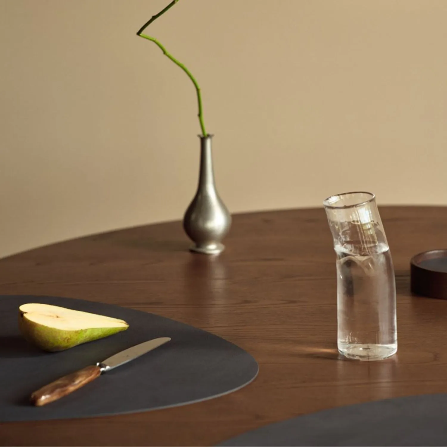 lind dna | table mat | curve large | nupo anthracite