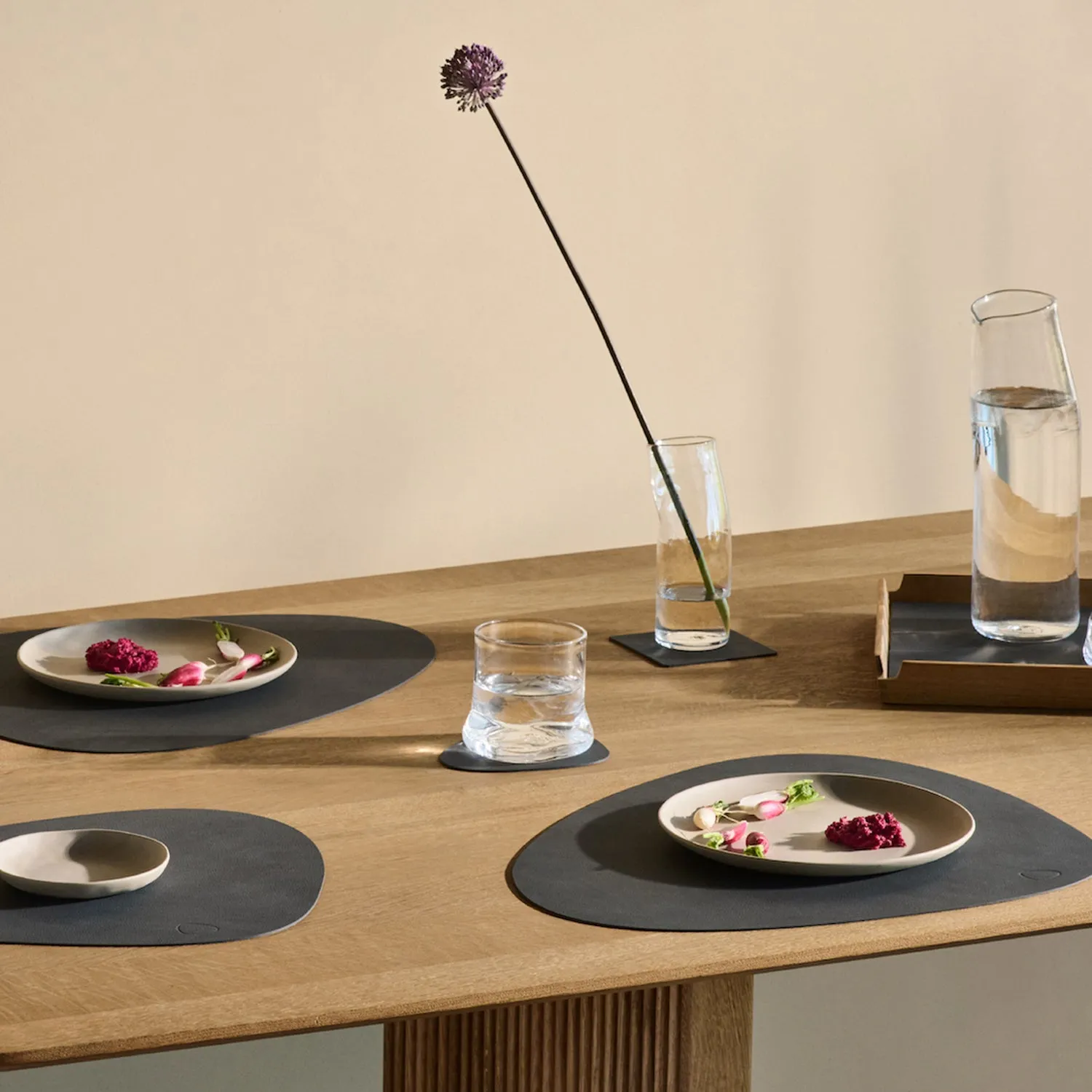 lind dna | table mat | curve large | nupo anthracite